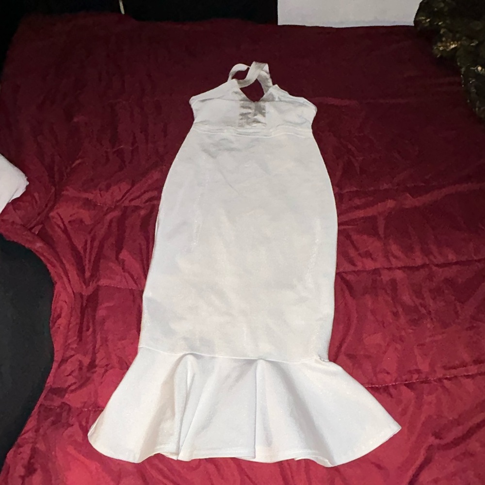 Elegant White Fitted Dress